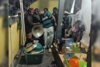 Para mahasiswa dan mahasiswi asal Tolikara mengemaskan barang-barang untuk keluar dari kontrakan lantaran belum dilakukan pembayaran, Kamis (18/9/2026). (Foto: Istimewa)