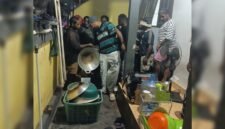 Para mahasiswa dan mahasiswi asal Tolikara mengemaskan barang-barang untuk keluar dari kontrakan lantaran belum dilakukan pembayaran, Kamis (18/9/2026). (Foto: Istimewa)
