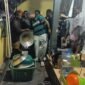 Para mahasiswa dan mahasiswi asal Tolikara mengemaskan barang-barang untuk keluar dari kontrakan lantaran belum dilakukan pembayaran, Kamis (18/9/2026). (Foto: Istimewa)