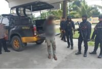 Pelaku kasus penganiayaan berat di Jalan Poros SP 5, Timika, Papua Tengah, yang berhasil dibekuk polisi, Jumat (18/9/2026). (Foto: Istimewa)