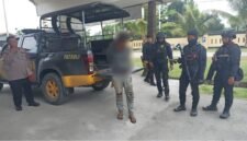 Pelaku kasus penganiayaan berat di Jalan Poros SP 5, Timika, Papua Tengah, yang berhasil dibekuk polisi, Jumat (18/9/2026). (Foto: Istimewa)