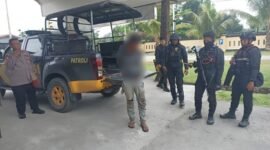Pelaku kasus penganiayaan berat di Jalan Poros SP 5, Timika, Papua Tengah, yang berhasil dibekuk polisi, Jumat (18/9/2026). (Foto: Istimewa)