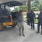 Pelaku kasus penganiayaan berat di Jalan Poros SP 5, Timika, Papua Tengah, yang berhasil dibekuk polisi, Jumat (18/9/2026). (Foto: Istimewa)