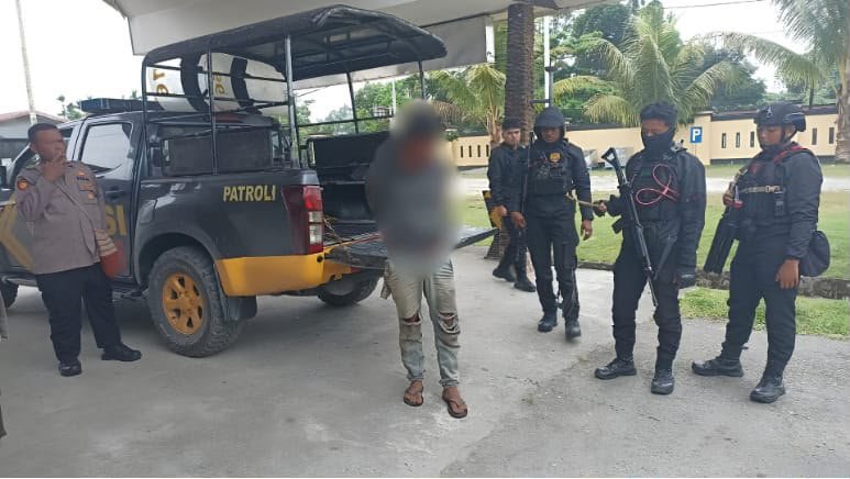 Pelaku kasus penganiayaan berat di Jalan Poros SP 5, Timika, Papua Tengah, yang berhasil dibekuk polisi, Jumat (18/9/2026). (Foto: Istimewa)