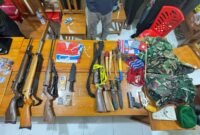 Sejumlah alat bukti yang diamankan dalam pengembangan kasus penangkapan HN alias YN dan empat orang lainnya di Kabupaten Keerom, Papua. (Foto: Satgas Damai Cartenz 2026)