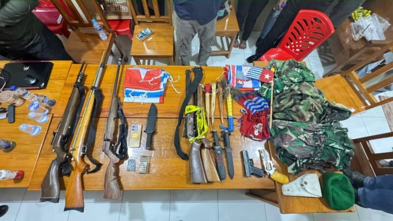 Sejumlah alat bukti yang diamankan dalam pengembangan kasus penangkapan HN alias YN dan empat orang lainnya di Kabupaten Keerom, Papua. (Foto: Satgas Damai Cartenz 2026)