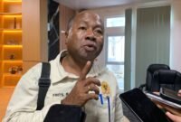 Kepala Perwakilan Komnas HAM RI Provinsi Papua Frits Ramandey memberikan keterangan terkait eskalasi kekerasan dan evaluasi penanganan konflik bersenjata di Papua. (Foto: Galeri Papua/Ahmad)