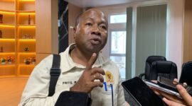 Kepala Perwakilan Komnas HAM RI Provinsi Papua Frits Ramandey memberikan keterangan terkait eskalasi kekerasan dan evaluasi penanganan konflik bersenjata di Papua. (Foto: Galeri Papua/Ahmad)