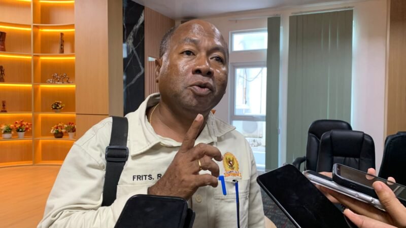 Kepala Perwakilan Komnas HAM RI Provinsi Papua Frits Ramandey memberikan keterangan terkait eskalasi kekerasan dan evaluasi penanganan konflik bersenjata di Papua. (Foto: Galeri Papua/Ahmad)