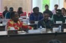 Ketua Sinode GKII Wilayah Papua Tengah Pdt. Dr. Hans Wakerkwa menyampaikan aspirasi dalam Rapat Dengar Pendapat Pansus Papua DPD RI bersama pimpinan daerah, Komnas HAM, dan tokoh masyarakat di Kantor Puspemkab Mimika, Kamis (17/9/2026). (Foto: Galeri Papua/Ahmad)