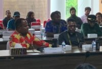 Ketua Sinode GKII Wilayah Papua Tengah Pdt. Dr. Hans Wakerkwa menyampaikan aspirasi dalam Rapat Dengar Pendapat Pansus Papua DPD RI bersama pimpinan daerah, Komnas HAM, dan tokoh masyarakat di Kantor Puspemkab Mimika, Kamis (17/9/2026). (Foto: Galeri Papua/Ahmad)