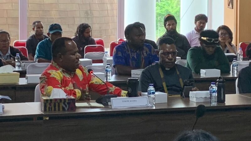 Ketua Sinode GKII Wilayah Papua Tengah Pdt. Dr. Hans Wakerkwa menyampaikan aspirasi dalam Rapat Dengar Pendapat Pansus Papua DPD RI bersama pimpinan daerah, Komnas HAM, dan tokoh masyarakat di Kantor Puspemkab Mimika, Kamis (17/9/2026). (Foto: Galeri Papua/Ahmad)