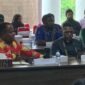 Ketua Sinode GKII Wilayah Papua Tengah Pdt. Dr. Hans Wakerkwa menyampaikan aspirasi dalam Rapat Dengar Pendapat Pansus Papua DPD RI bersama pimpinan daerah, Komnas HAM, dan tokoh masyarakat di Kantor Puspemkab Mimika, Kamis (17/9/2026). (Foto: Galeri Papua/Ahmad)