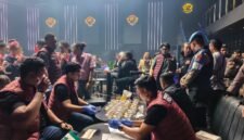 Tim gabungan Polres Mimika menggelar pemeriksaan dan tes urine bagi pekerja serta pengunjung tempat hiburan malam dalam Operasi Antik Noken 2026 di Timika, Papua Tengah, Sabtu (19/9/2026). (Foto: Istimewa)