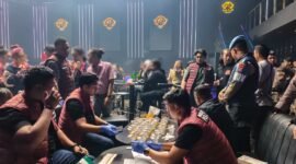 Tim gabungan Polres Mimika menggelar pemeriksaan dan tes urine bagi pekerja serta pengunjung tempat hiburan malam dalam Operasi Antik Noken 2026 di Timika, Papua Tengah, Sabtu (19/9/2026). (Foto: Istimewa)