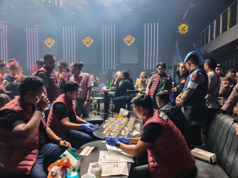 Tim gabungan Polres Mimika menggelar pemeriksaan dan tes urine bagi pekerja serta pengunjung tempat hiburan malam dalam Operasi Antik Noken 2026 di Timika, Papua Tengah, Sabtu (19/9/2026). (Foto: Istimewa)