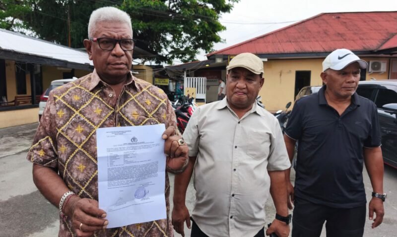 Bupati Mimika, Johannes Rettob, memperlihatkan surat laporan polisi yang ditujukan kepada Media Papua News Online. (Foto: Istimewa/Evan)