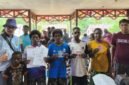 Foto bersama Kepala Bidang Pengelolaan Informasi Administrasi Kependudukan (PIAK) di Dinas Kependudukan dan Pencatatan Sipil (Dukcapil) Kabupaten Mimika, Amirullah dengan sejumlah warga yang telah menerima dokumen kependudukan usai menjalani perekaman data dan penerbitan dokumen kependudukan warga di Kampung Wumuka, Distrik Mimika Barat Tengah. (Foto: Istimewa)