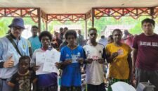 Foto bersama Kepala Bidang Pengelolaan Informasi Administrasi Kependudukan (PIAK) di Dinas Kependudukan dan Pencatatan Sipil (Dukcapil) Kabupaten Mimika, Amirullah dengan sejumlah warga yang telah menerima dokumen kependudukan usai menjalani perekaman data dan penerbitan dokumen kependudukan warga di Kampung Wumuka, Distrik Mimika Barat Tengah. (Foto: Istimewa)