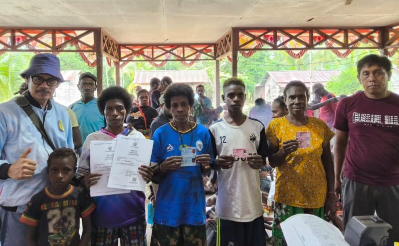Foto bersama Kepala Bidang Pengelolaan Informasi Administrasi Kependudukan (PIAK) di Dinas Kependudukan dan Pencatatan Sipil (Dukcapil) Kabupaten Mimika, Amirullah dengan sejumlah warga yang telah menerima dokumen kependudukan usai menjalani perekaman data dan penerbitan dokumen kependudukan warga di Kampung Wumuka, Distrik Mimika Barat Tengah. (Foto: Istimewa)