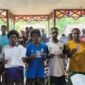 Foto bersama Kepala Bidang Pengelolaan Informasi Administrasi Kependudukan (PIAK) di Dinas Kependudukan dan Pencatatan Sipil (Dukcapil) Kabupaten Mimika, Amirullah dengan sejumlah warga yang telah menerima dokumen kependudukan usai menjalani perekaman data dan penerbitan dokumen kependudukan warga di Kampung Wumuka, Distrik Mimika Barat Tengah. (Foto: Istimewa)