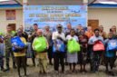 Foto bersama dalam kegiatan bakti sosial yang digelar TNI di Kampung Nawaripi, Distrik Mimika Baru, Kabupaten Mimika, Papua Tengah, Senin (21/9/2026) pagi. (Foto: Pen Lanal Timika)
