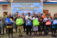 Foto bersama dalam kegiatan bakti sosial yang digelar TNI di Kampung Nawaripi, Distrik Mimika Baru, Kabupaten Mimika, Papua Tengah, Senin (21/9/2026) pagi. (Foto: Pen Lanal Timika)