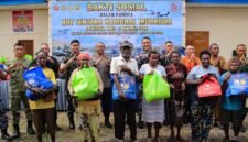Foto bersama dalam kegiatan bakti sosial yang digelar TNI di Kampung Nawaripi, Distrik Mimika Baru, Kabupaten Mimika, Papua Tengah, Senin (21/9/2026) pagi. (Foto: Pen Lanal Timika)