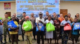 Foto bersama dalam kegiatan bakti sosial yang digelar TNI di Kampung Nawaripi, Distrik Mimika Baru, Kabupaten Mimika, Papua Tengah, Senin (21/9/2026) pagi. (Foto: Pen Lanal Timika)