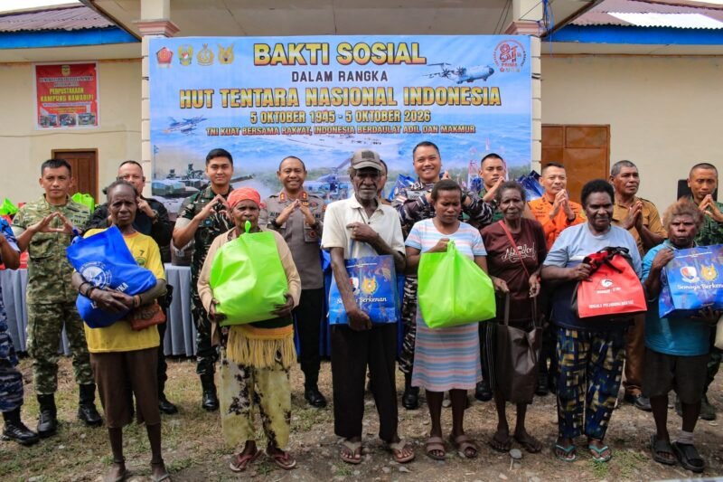 Foto bersama dalam kegiatan bakti sosial yang digelar TNI di Kampung Nawaripi, Distrik Mimika Baru, Kabupaten Mimika, Papua Tengah, Senin (21/9/2026) pagi. (Foto: Pen Lanal Timika)