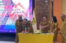 Kepala Disdukcapil Kabupaten Mimika, Slamet Sutejo, menandatangani perjanjian kerja sama. (Foto: Galeri Papua/Ahmad)