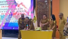 Kepala Disdukcapil Kabupaten Mimika, Slamet Sutejo, menandatangani perjanjian kerja sama. (Foto: Galeri Papua/Ahmad)