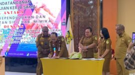 Kepala Disdukcapil Kabupaten Mimika, Slamet Sutejo, menandatangani perjanjian kerja sama. (Foto: Galeri Papua/Ahmad)