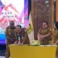 Kepala Disdukcapil Kabupaten Mimika, Slamet Sutejo, menandatangani perjanjian kerja sama. (Foto: Galeri Papua/Ahmad)