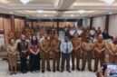 Foto bersama usai pembukaan kegiatan sosialisasi penggunaan Sertifikat Elektronik berupa Tanda Tangan Elektronik (TTE) pada naskah dinas di Hotel Cendrawasih, Jalan Cendrawasih, Timika, Selasa (22/9/2026). (Foto: Galeri Papua/Kevin Kurni)
