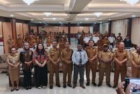 Foto bersama usai pembukaan kegiatan sosialisasi penggunaan Sertifikat Elektronik berupa Tanda Tangan Elektronik (TTE) pada naskah dinas di Hotel Cendrawasih, Jalan Cendrawasih, Timika, Selasa (22/9/2026). (Foto: Galeri Papua/Kevin Kurni)
