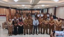 Foto bersama usai pembukaan kegiatan sosialisasi penggunaan Sertifikat Elektronik berupa Tanda Tangan Elektronik (TTE) pada naskah dinas di Hotel Cendrawasih, Jalan Cendrawasih, Timika, Selasa (22/9/2026). (Foto: Galeri Papua/Kevin Kurni)