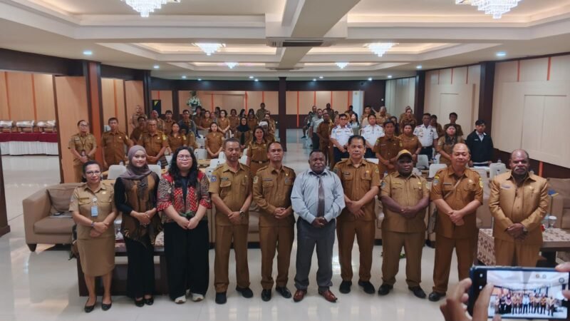 Foto bersama usai pembukaan kegiatan sosialisasi penggunaan Sertifikat Elektronik berupa Tanda Tangan Elektronik (TTE) pada naskah dinas di Hotel Cendrawasih, Jalan Cendrawasih, Timika, Selasa (22/9/2026). (Foto: Galeri Papua/Kevin Kurni)