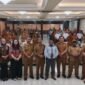 Foto bersama usai pembukaan kegiatan sosialisasi penggunaan Sertifikat Elektronik berupa Tanda Tangan Elektronik (TTE) pada naskah dinas di Hotel Cendrawasih, Jalan Cendrawasih, Timika, Selasa (22/9/2026). (Foto: Galeri Papua/Kevin Kurni)