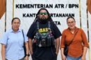 Advokat LBH TPRA, Gilbert Rumboirusi, bersama kliennya (Foto: Istimewa/LBH Tong PU Ruang Aman)