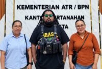 Advokat LBH TPRA, Gilbert Rumboirusi, bersama kliennya (Foto: Istimewa/LBH Tong PU Ruang Aman)