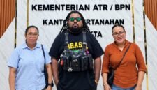 Advokat LBH TPRA, Gilbert Rumboirusi, bersama kliennya (Foto: Istimewa/LBH Tong PU Ruang Aman)