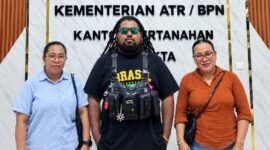Advokat LBH TPRA, Gilbert Rumboirusi, bersama kliennya (Foto: Istimewa/LBH Tong PU Ruang Aman)
