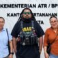 Advokat LBH TPRA, Gilbert Rumboirusi, bersama kliennya (Foto: Istimewa/LBH Tong PU Ruang Aman)