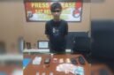 Pelaku yang berhasil diamankan oleh aparat kepolisian dari Sat Resnarkoba Polres Mimika tas kasus tindak pidana peredaran narkotika di Jalan Yos Soedarso, Lorong Togel, Mimika, Papua Tengah. (Foto: Istimewa)
