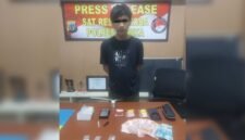 Pelaku yang berhasil diamankan oleh aparat kepolisian dari Sat Resnarkoba Polres Mimika tas kasus tindak pidana peredaran narkotika di Jalan Yos Soedarso, Lorong Togel, Mimika, Papua Tengah. (Foto: Istimewa)
