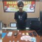 Pelaku yang berhasil diamankan oleh aparat kepolisian dari Sat Resnarkoba Polres Mimika tas kasus tindak pidana peredaran narkotika di Jalan Yos Soedarso, Lorong Togel, Mimika, Papua Tengah. (Foto: Istimewa)