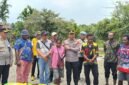 Satgas Kepolisian Operasi Damai Cartenz menyerahkan Demerina kepada pihak keluarga yang secara resmi diwakili oleh kepala satuan kewilayahan tingkat Kabupaten Mimika, dalam hal ini Kapolres Mimika, AKBP Alfredo Agustinus Rumbiak, Jumat (25/9/2026). (Foto: Satgas Humas Operasi Damai Cartenz 2026)