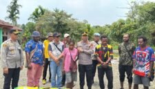 Satgas Kepolisian Operasi Damai Cartenz menyerahkan Demerina kepada pihak keluarga yang secara resmi diwakili oleh kepala satuan kewilayahan tingkat Kabupaten Mimika, dalam hal ini Kapolres Mimika, AKBP Alfredo Agustinus Rumbiak, Jumat (25/9/2026). (Foto: Satgas Humas Operasi Damai Cartenz 2026)