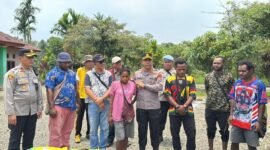 Satgas Kepolisian Operasi Damai Cartenz menyerahkan Demerina kepada pihak keluarga yang secara resmi diwakili oleh kepala satuan kewilayahan tingkat Kabupaten Mimika, dalam hal ini Kapolres Mimika, AKBP Alfredo Agustinus Rumbiak, Jumat (25/9/2026). (Foto: Satgas Humas Operasi Damai Cartenz 2026)